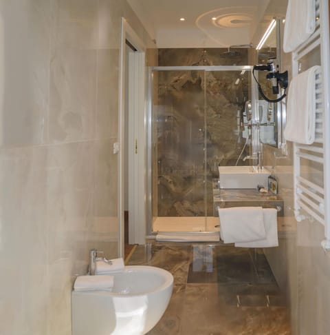 Shower, Toilet, Bathroom, towels