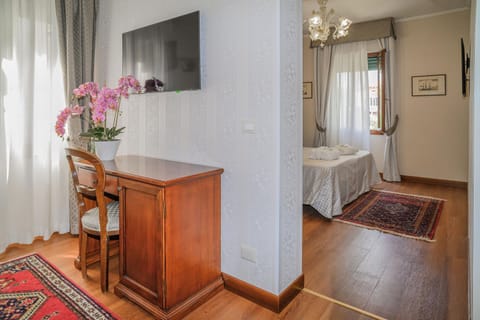 Bed, TV and multimedia, Living room, Photo of the whole room, Seating area, Bedroom