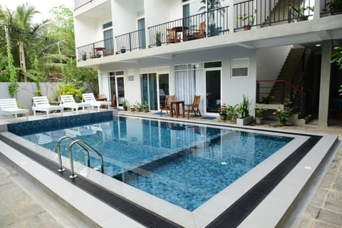 Property building, Day, Pool view, Swimming pool, Swimming pool
