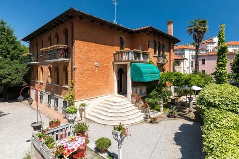 Facade/entrance, Bird's eye view