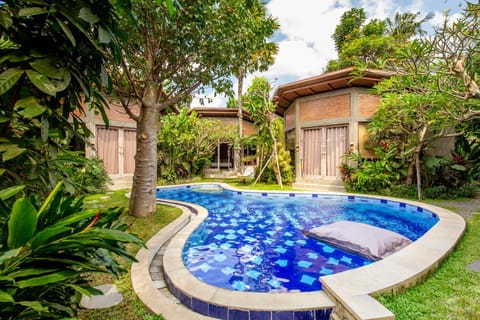 Property building, Garden view, Pool view, Swimming pool