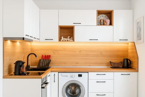 Coffee/tea facilities, Kitchen or kitchenette, dishwasher, stove