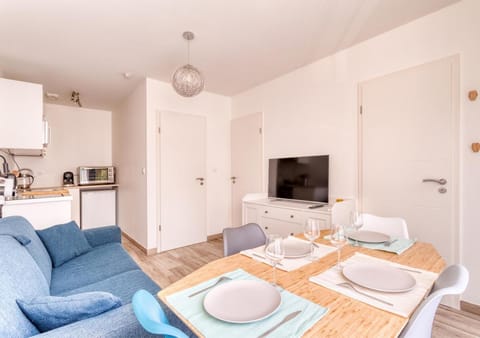 TV and multimedia, Kitchen or kitchenette, Living room, Seating area