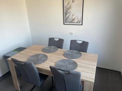 Seating area, Dining area