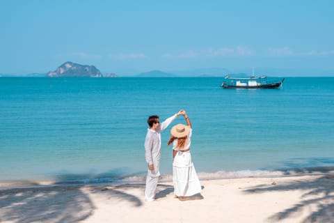 Nearby landmark, Day, People, Natural landscape, Beach, Guests, Mountain view, Sea view, group of guests, Public Bath