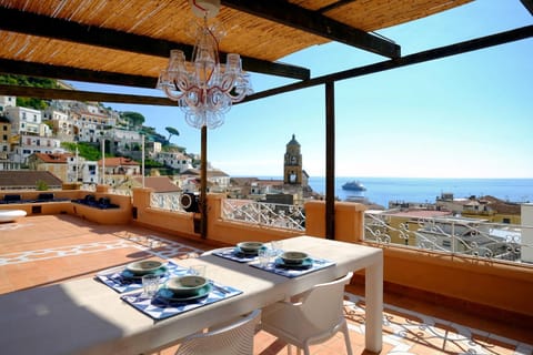Balcony/Terrace, City view, Landmark view, Mountain view, Sea view