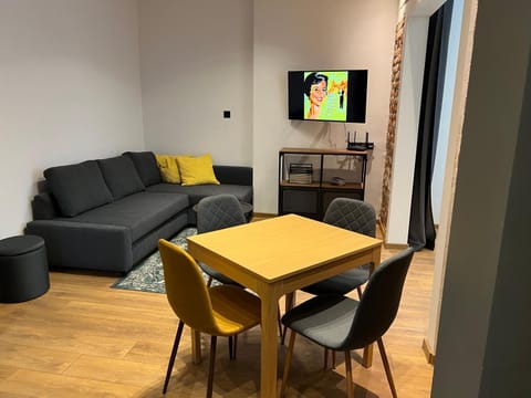 Communal lounge/ TV room, TV and multimedia, Living room, Dining area, Dinner