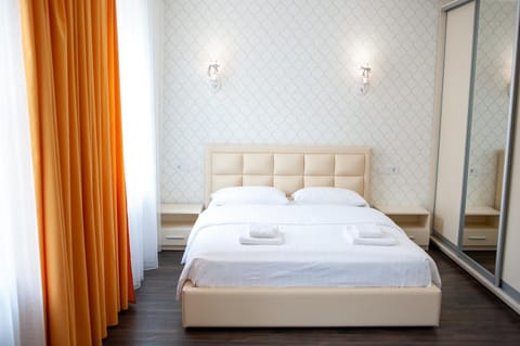 Bed, Bedroom, towels