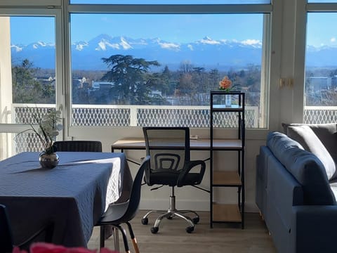 Dining area, Mountain view