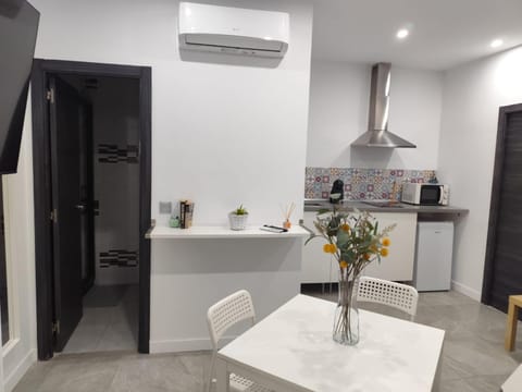 Kitchen or kitchenette, Dining area