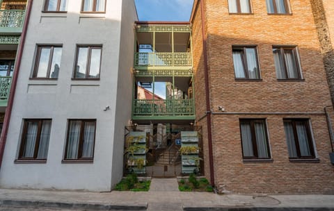 Property building, Facade/entrance, Day
