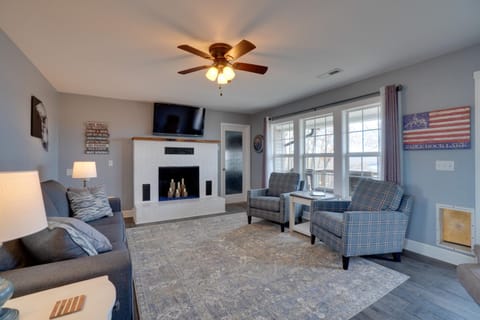 Table Rock Lake Home - Fire Pit and Lake Views! House in Table Rock Lake