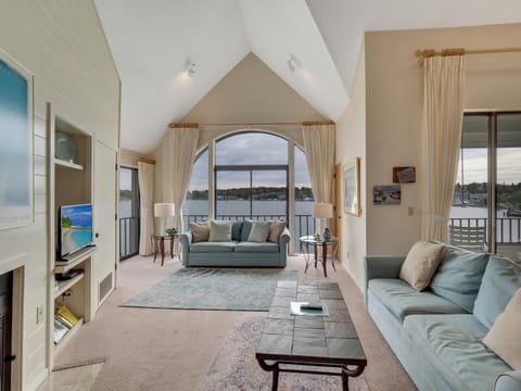 341 Edgewater Inn House in Charlevoix