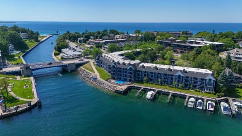 345 Edgewater Inn House in Charlevoix