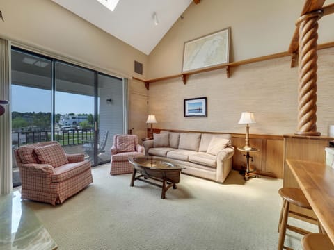 355 Edgewater Inn House in Charlevoix