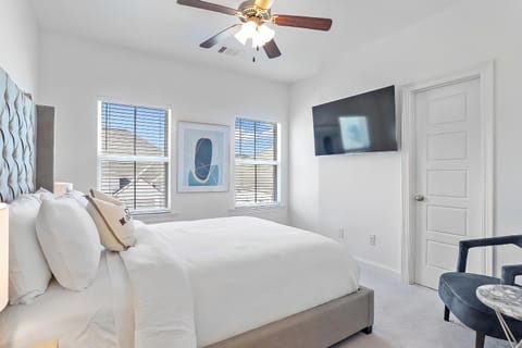 Photo of the whole room, Bedroom
