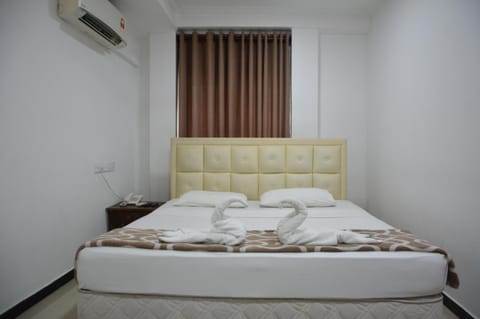 Bed, towels, air conditioner