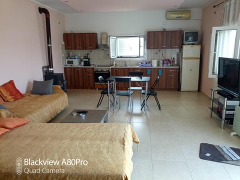 Communal lounge/ TV room, TV and multimedia, Living room, Seating area, Bedroom, heating, kitchen