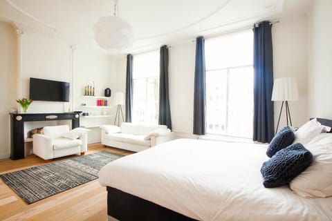 Property building, Spring, Bed, Day, People, Winter, Summer, View (from property/room), Other, Photo of the whole room, Decorative detail, Seating area, Bedroom, Autumn, On site, City view, Landmark view, Street view, Sunrise, Sunset, Family