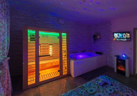 Bed, Photo of the whole room, Evening entertainment, Bedroom
