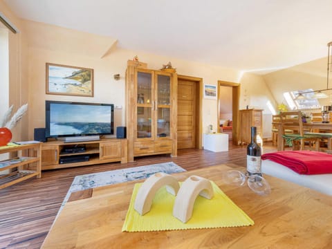 TV and multimedia, Photo of the whole room, Decorative detail, Seating area, Dining area