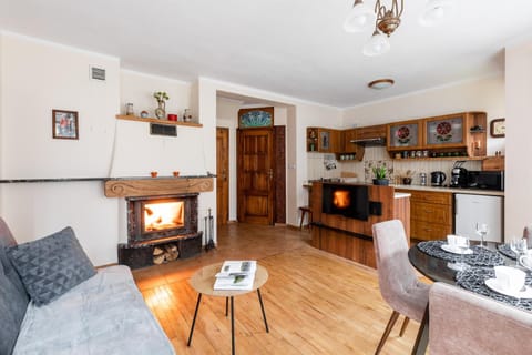 TV and multimedia, Kitchen or kitchenette, Living room, Seating area, Dining area