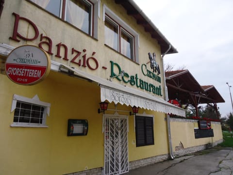 Facade/entrance