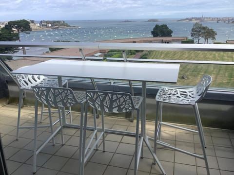 HEOL - appartement 2 chambres - vue mer et parking Apartment in Dinard