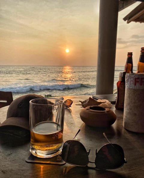 Property building, Restaurant/places to eat, Day, Food and drinks, Beach, Drinks, Sunrise