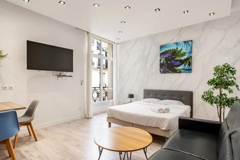 Bed, TV and multimedia, Living room, Photo of the whole room, Seating area, Bedroom