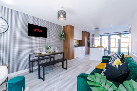 Rest&Recharge at Waterway House (4 Bedrooms, 7 Beds, 2 Bathrooms, Free parking) House in Manchester