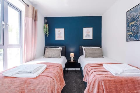 Rest&Recharge at Waterway House (4 Bedrooms, 7 Beds, 2 Bathrooms, Free parking) House in Manchester