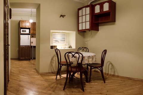 Kitchen or kitchenette, Dining area