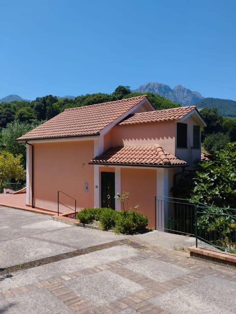 Property building, Day, Natural landscape, Garden, View (from property/room), Garden view, Mountain view, Inner courtyard view, Parking, pet friendly