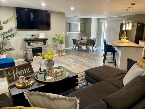 Sedona Vista To Red Rock pets friendly and Hot Tub House in Village of Oak Creek