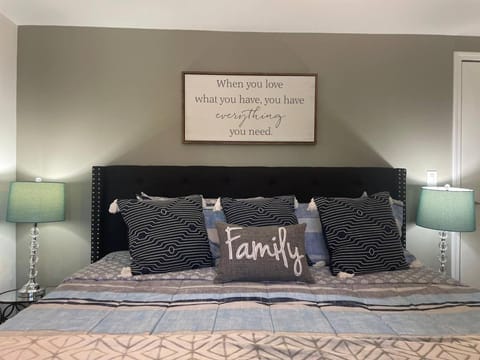 Sedona Vista To Red Rock pets friendly and Hot Tub House in Village of Oak Creek