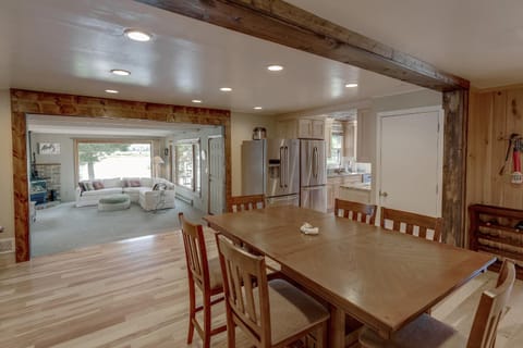 Kitchen or kitchenette, Living room, Seating area, Dining area