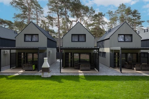 Property building, Facade/entrance, Day, View (from property/room)