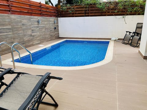 Patio, Swimming pool, sunbed