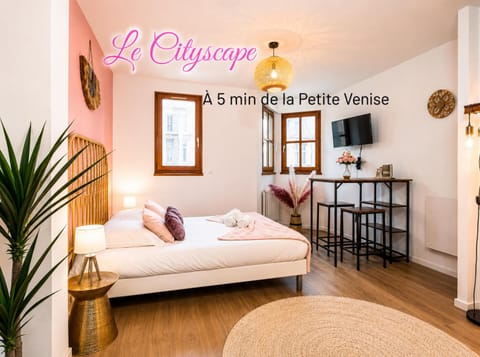 Property building, Bed, TV and multimedia, Photo of the whole room, Bedroom, Text overlay, towels