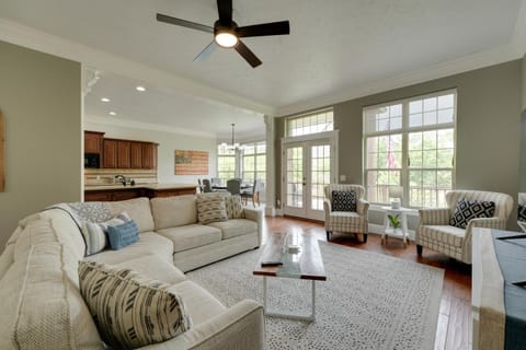 4 Mi to Branson Landing Huge Home with Game Room! House in Branson