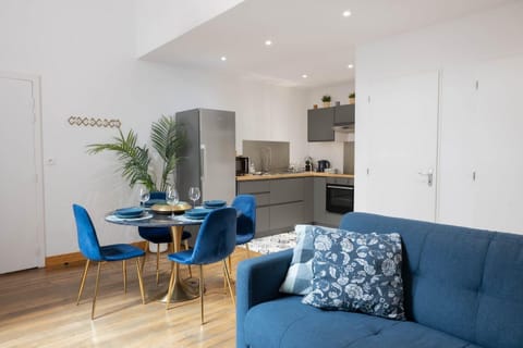 Kitchen or kitchenette, Living room, Seating area, Dining area, oven, stove