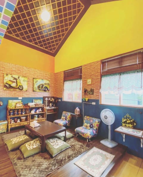 Communal lounge/ TV room, Living room, Seating area