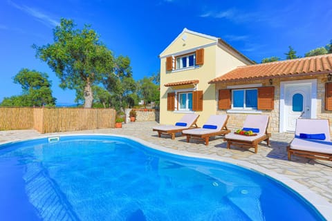 Property building, Other, Swimming pool, sunbed