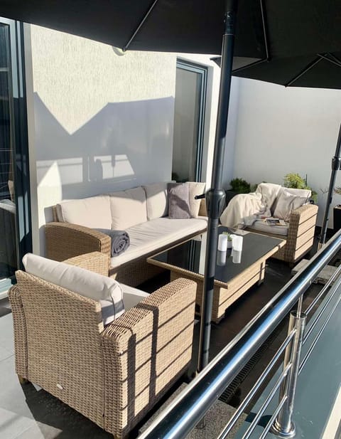 View (from property/room), Balcony/Terrace, Balcony/Terrace, Decorative detail, Seating area