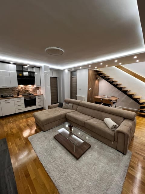 TV and multimedia, Kitchen or kitchenette, Living room, Seating area, Dining area, kitchen