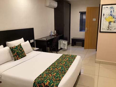 Photo of the whole room, Bedroom, hair dresser
