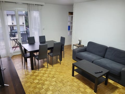 Bel Espace , Jardin Salon Cuisine 3 Chambres Apartment in Île-de-France