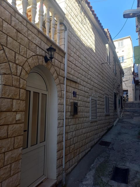 Property building, Facade/entrance