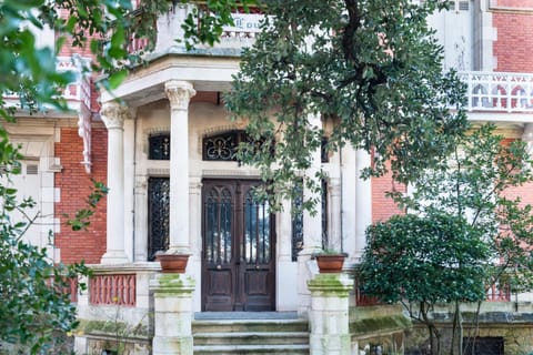 Facade/entrance